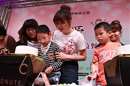 伊甸公益餐会 方志友献「声」又做蛋糕