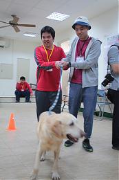 身障学员与工作犬 第一次亲密接触