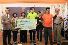 温馨迎冬至 扶轮社友教身障青年搓汤圆