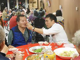 崇越电通伴伊甸大龙住民爱围炉 共享美味佳肴过好年