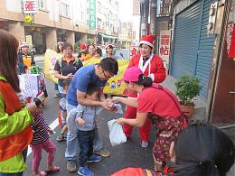 宝贝慢飞天使 圣诞踩街送欢乐