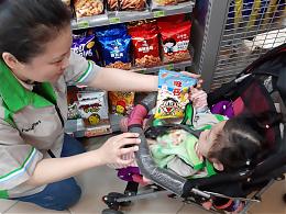 慢飞天使当一日店长 协助民众找钱办年货