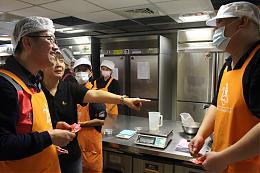 中市劳工局吴威志局长 庇护工场发红包勉励身心障碍者