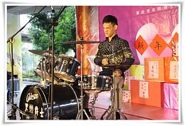 台上十分钟台下十年功 住民勤学鼓技敲亮黑暗人生