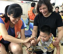 不一样的端午  慢飞天使与阿嬷把爱包进粽子里