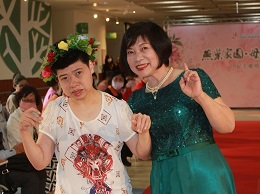 母亲节婚纱走秀 家园青年走红毯秀自信