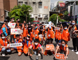 儿童从体验认识身心障碍朋友 一同打保龄球掷出乐趣