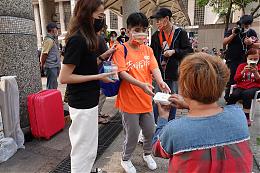 身障住民送暖街友 秀峰家园手作便当送温暖