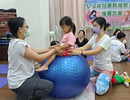 伊甸办亲子瑜珈 玩乐一夏