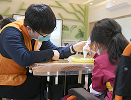 彭福小作所带特教生手作姜饼屋 「非常老师姚小伶」克服障碍 乐于助人