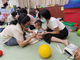 亲子按摩好处多 仁武宝贝动起来