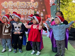 伊甸慢飞天使携手扶轮社 走入旗山老街报佳音