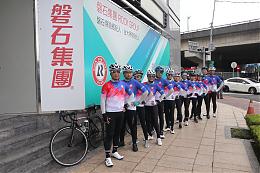 逆风向前传爱骑士不畏风雨传爱至偏乡