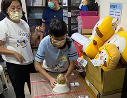 新北汐止秀峰家园办中秋大会烤 与家人邻居团聚热闹过佳节