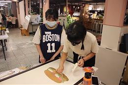 新二代小廷参与社区营造 彩绘招牌为万华注入新力量