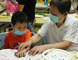 视障迟缓儿的超人爸爸 视障按摩师无畏暗势力罩亮一个家