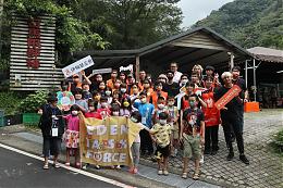 伊甸媒合专业团队前进泰安司马限 进行公厕翻新及儿童英语营