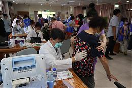 快闪诊疗室现身伊甸头城 偏乡义诊挺在地安老