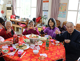 伊甸头城武营服务站「爱．围炉」办桌登场 邀独老做伙呷热闹