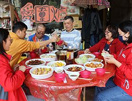 伊甸「爱．围炉」上山送暖 伴失能家庭除旧布新呷欢喜