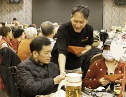 伊甸台中爱围炉 百人共享温馨提前过新年