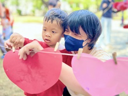 迎接温馨母亲节 慢飞天使羞喊「啾爱妳」