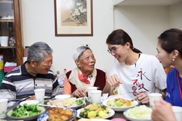 东奥拳击铜牌选手黄筱雯为长辈下厨 支持伊甸爱围炉