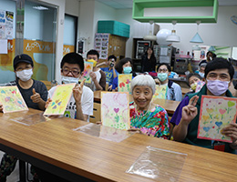 母亲节「卡」有心 国光日照服务对象伴据点长辈过节