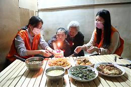 年近80岁高龄母与身障儿相依 伊甸到宅围炉温馨陪伴母子过好年