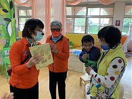 80岁旗山故事奶奶 为童说故事