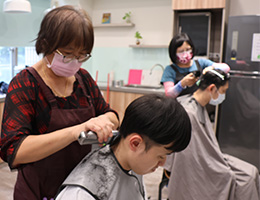 义剪活动传递温暖 乐和助身心障碍者剪出自信