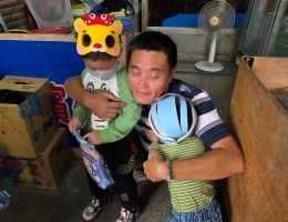 旗山早疗爱的快闪 感恩节「慢飞天使」拥抱谢谢家人