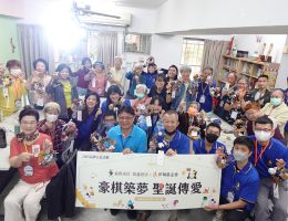 圈起爱与温暖 豪棋建设伴伊甸长辈手作圣诞花圈