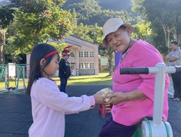 伊甸甲仙早疗据点圣诞踩街 点亮慢飞天使自信心