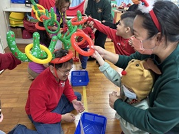 暖意涌入东港早疗中心 企业志工爱相随