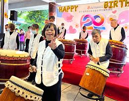 首届身障住民卖力击鼓 祝宜兰教养院20周年生日快乐