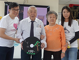 93岁北管阿公携手「牵手」走上伸展台 分享生命故事书