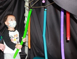 旗山东区社捐赠辅具 助自闭儿情绪稳定