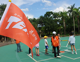 彭福小作所学员教漆筷手作 小小志工挥汗陪打乐乐棒球