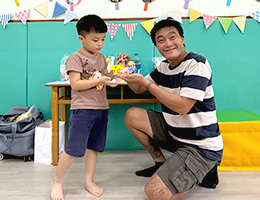 伊甸旗山早疗庆祝父亲节 慢飞天使手作相框献给「超人爸爸」