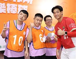 伊甸学员齐聚乐乐棒 味全龙将曹祐齐热情开球