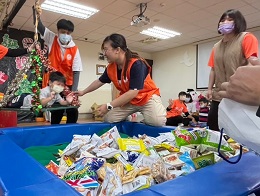 真人版零食夹夹乐 慢飞天使亲子同乐