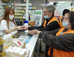 父女三峡国光身障日照相伴共学  带头「皂」访邻居提前报佳音