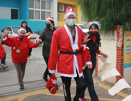 百人上街庆圣诞东港慢飞天使报佳音