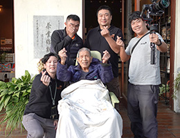 旧照忆亡妻  伊甸「圆梦憩旅」载93岁癌末爷与家人一起重游日月潭