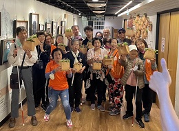 辅佐员帮盲 视障朋友开心一日游