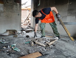 伊甸罗赖把志工清扫火烧屋 为身障母子修补安心家