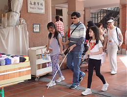 视障青年地陪接待香港小学生 明盲共游大稻埕