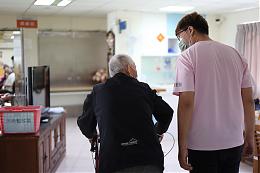 极光META捐款做公益 守护弱势长辈及照顾者的明仔载