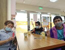 伊甸促进多元参与 社区爷奶伴身障日照学员手作母亲节蛋糕